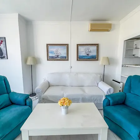 Apartment Coastal Comfort For Four In